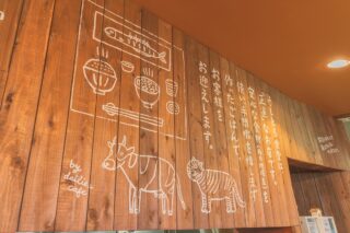 ＼お仕事：うしとら食堂さんの店内ペイント／

寅年の年最初のおしらせは、トラ！と牛がアイコンとなる素敵なお店での制作です。
東京都三鷹市にて20年以上愛されるセレクトショップ、「デイリーズ三鷹 @dailies_mitaka 」さんに併設する飲食店が昨年末にリニューアルしました。
今までの賑やかなカフェから、落ち着いた食堂に一新。
その名も「うしとら食堂」さんです。

こちらはランチタイム、カウンターにてセルフサービスでお食事をお取りいただくスタイル。
その説明やお店のコンセプトを、想造楽工としてゆるやかなイラストと一緒にペイントさせていただきました。
原画を描いてくれたのはおなじみ菅光輝さん（就労継続支援B型事業所しあわせのたね・東京都八王子市）。
絶妙にゆるくてかわいい牛や虎、お野菜、ご飯の絵を元に弊社で模写して仕上げました。
お店のあちらこちらに、オマケの絵もあります。

さまざまな世代間のお客さまに、親しんでもらえたら嬉しいです。
うしとら食堂さん、ありがとうございました！！！

セレクトショップのほうのデイリーズさんでは引き続き、
想造楽工プロダクトもお取り扱いいただいています。
本当に素敵なお店なので、
ぜひぜひみなさま足をお運びくださいませ。

うしとら食堂：営業時間 	11:30～21:00
お昼ごはん(セルフサービス) 	11:30～16:00
ラストオーダー 	20:20
〒181-0013
東京都三鷹市下連雀4-15-33 2F
☎：0422-40-6766

ロゴデザイン：株式会社ニューモア
Photo by 山本陸

----------------------------------
@sozogakko_official
障害福祉×デザインの協働チーム
----------------------------------
グラフィック・プロダクト
空間・壁面ペイント
▷お仕事依頼はDMかWEBサイトより
ㅤお気軽にお問合せください！
----------------------------------

🐈

#ライブペイント #ウォールアート #ライブペインティング #壁面ペイント #手描きイラスト #トライラスト #牛イラスト  #うしとら食堂  #デイリーズ  #デイリーズ三鷹  #三鷹市 #就労継続支援 #就労支援 #障害福祉 #福祉施設 #就労継続支援b型 #就労継続支援b型事業所 #想造楽工 #sozogakko #sozogakko_mitsuki